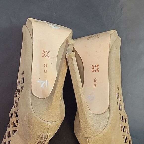 BCBGENERATION FAUX SUEDE DELANEY DREAM PEEP TOE SHOE - Picture 12 of 12